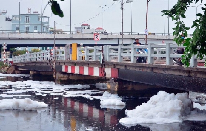 [-]Ngỡ[-]ng&agrave;ng[-]"tuyết"[-]phủ[-]trắng[-]x&oacute;a[-]k&ecirc;nh[-]T&agrave;u[-]Hủ[-]sau[-]cơn[-]mưa